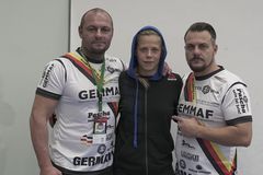 Michael (l.) und Gerhard Ettl mit der deutschen Medaillenträgerin Julia Dorny.