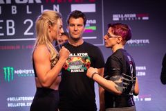 Judith Ruis (re.) lieferte Leah McCourt einen harten Kampf (Foto: Bellator MMA)