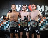 Kam Gairbekov (Mitte) ist der erste Leichtgewichtschampion der Geschichte von We Love MMA (Foto: We Love MMA)
